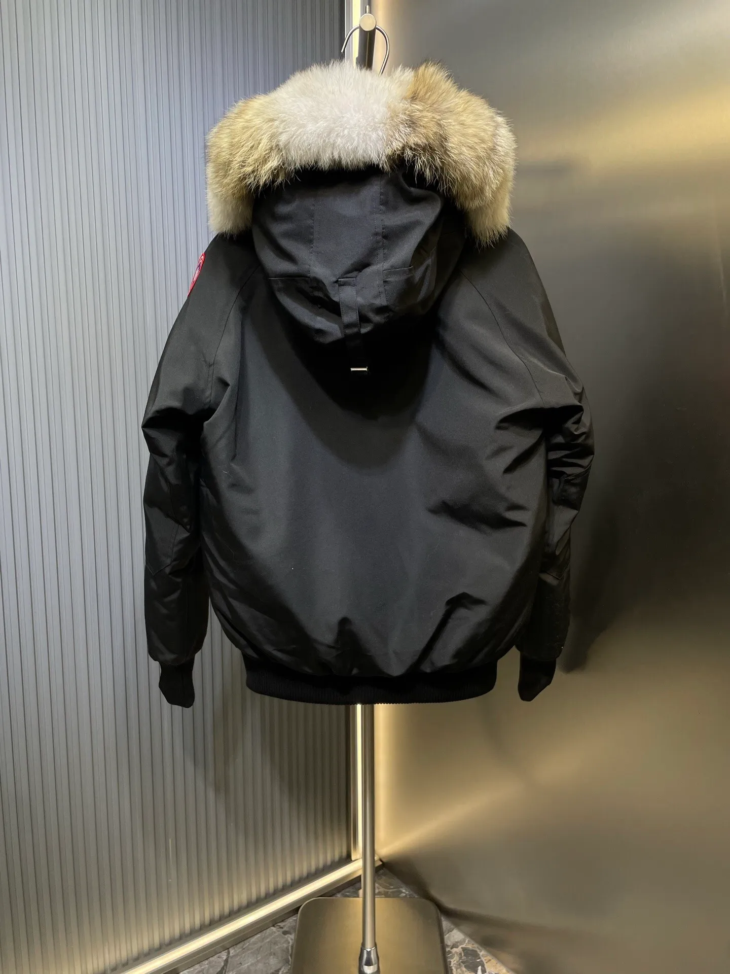 P760 original top quality Canada Goose #Chilliwa 7999M pilot short style/01 style #Men and Women Same Style# Synchronized anti-counterfeiting chip sensor! ➖ Imported 21S polyester-cotton blended original fabric [Last year’s 16S/18S hard fabrics have been completely eliminated, this year all use 21S synchronous fabrics, the soft mid-strap feels delicate and textured], synchronous Feather-Light 10D waterproof coating fabric, made of 84.5 polyester fiber and 15.5 cotton, 100% the best feel in the entire network! ➖ The official website synchronizes the national standard 80 white duck down, you can check the official website customer service, there will never be a series of misleading claims such as 90 down or goose down! ➖ Using the best nylon lon lining with double double-layer sealing design, anti-down 7 needles + grid-filled down ready-made garments, there will be 100% no so-called velvet running! ➖ The cuffs are designed with thickened seamless threads, and the collar and pocket lining are made of top-notch warmth and comfort! ➖ Yoshida YKK provides original custom-made electroplated sliders. YKK two-way lockable zippers are tight and smooth and will not peel off paint! ➖ 3M composite guarantees that the Velcro is the same as the original, durable, and all accessories and hardware are custom-made! ➖ Customized 10,000-needle embroidery labels imported from Behringer embroidery machines, 98% of which restore the original labels. You can check and compare on the official website! ➖ The fur collars are all made of large pieces of Western Canadian blue wolf hide, ensuring that each fur collar is 13-15cm wide!   Size:XS-XXL